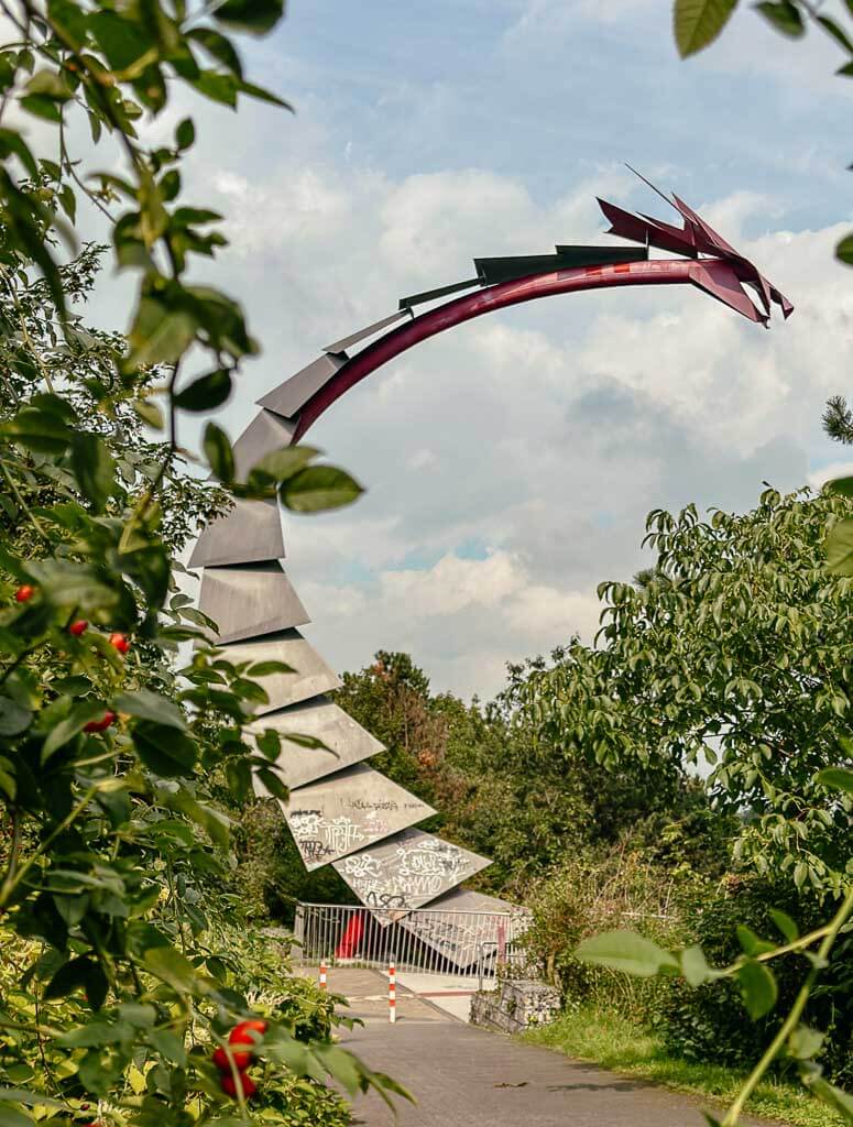 Drachenskulptur an der Drachenbr&uuml;cke an der Halde Hoheward