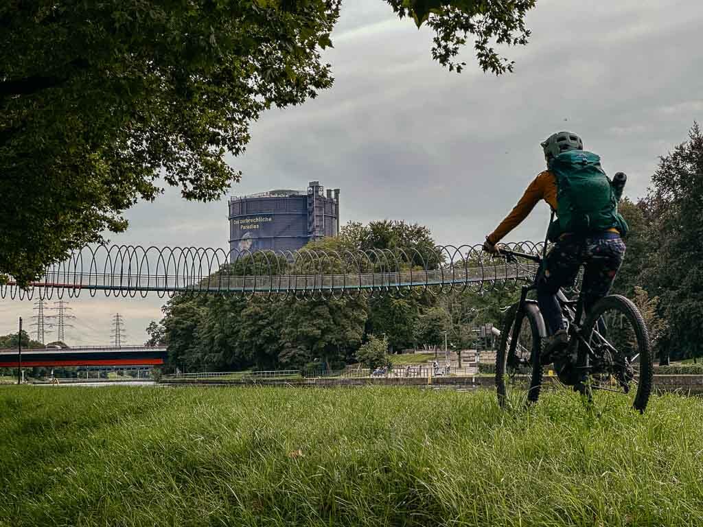 Radtour im Ruhrgebiet am Gasometer und Br&uuml;cke Slinky Springs to Fame in Oberhausen