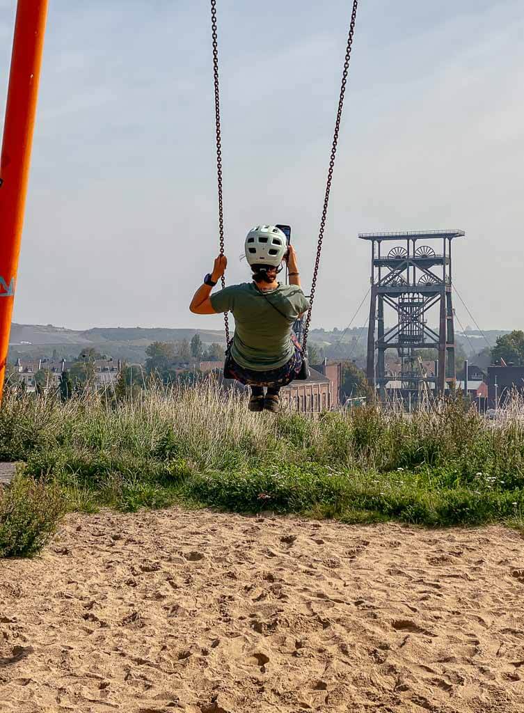 Schaukel mit Blick auf die Zeche Gneisenau bei der Radtour im Ruhrgebiet