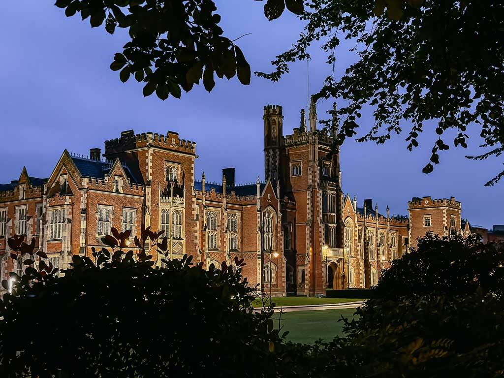 Queens University in Belfast, Nordirland bei Nacht