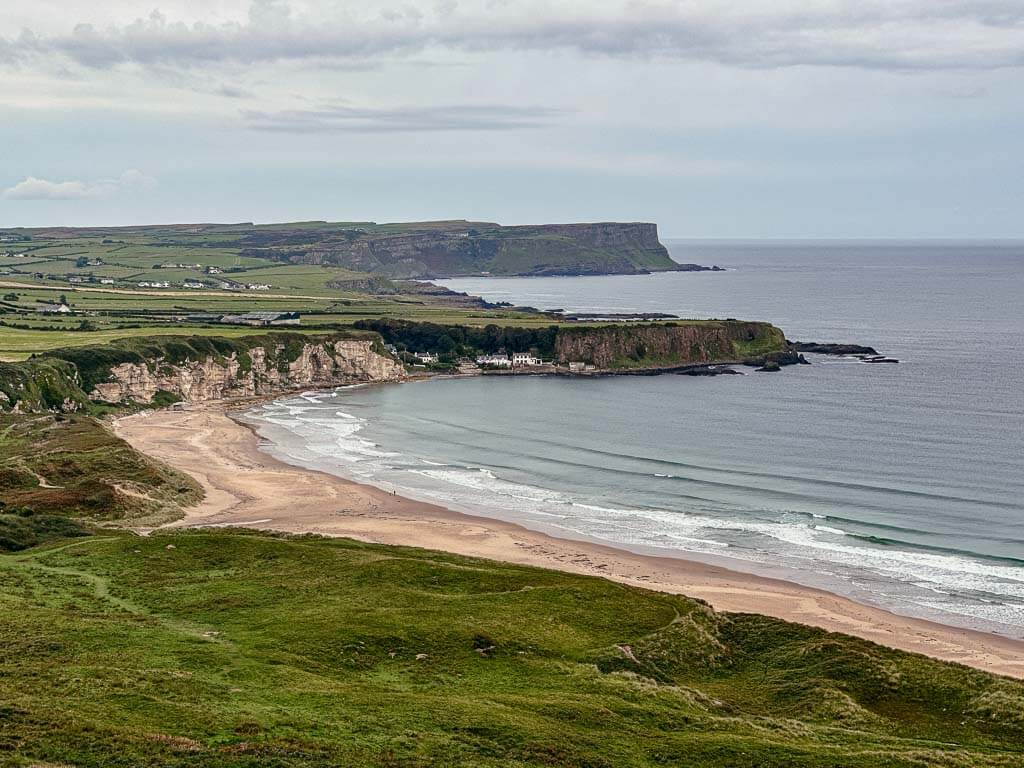 Strand von White Park Bay an der Causeway Coast in Nordirland