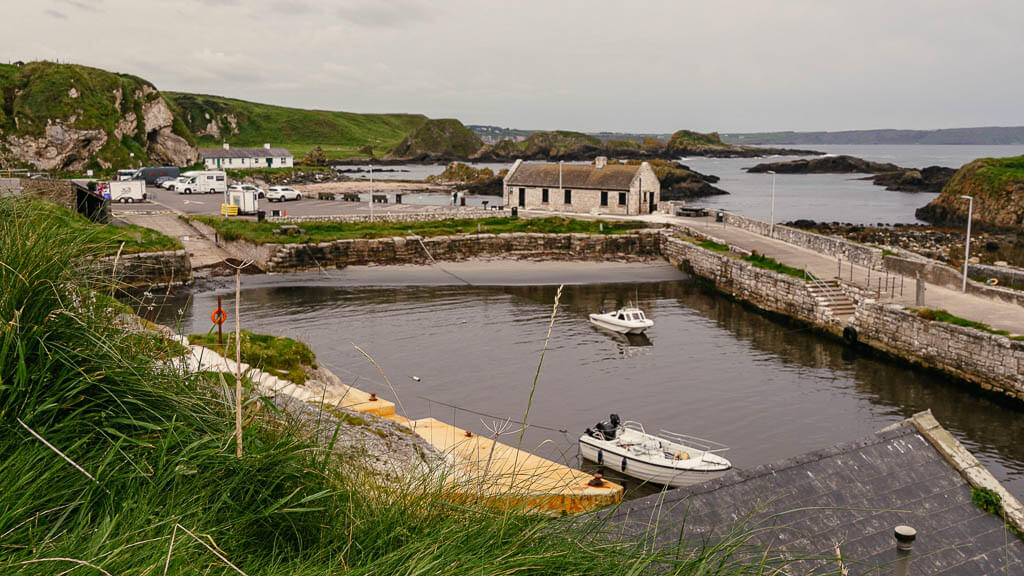 Ballintoy Harbour in Nordirland an der Causeeway Coast