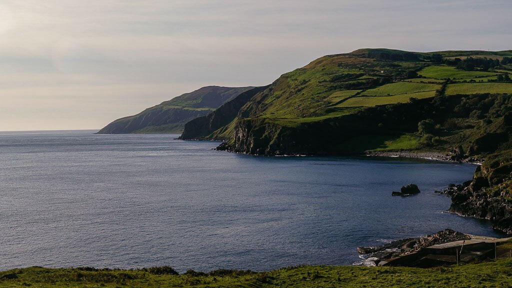 Gr&uuml;ne Causeway K&uuml;ste in Nordirland