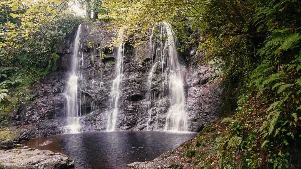 Wasserfall im Glenariff Forest Park in Nordirland