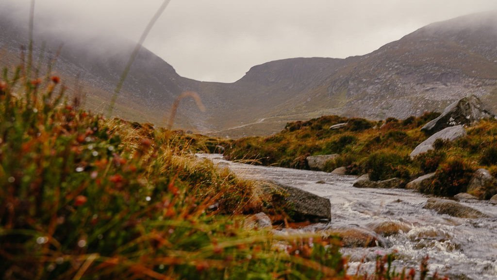 Fluss in den Mourne Mountains in Nordirland