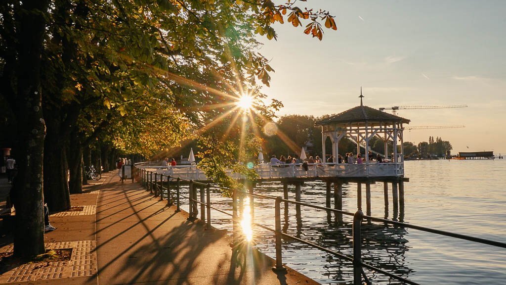 Promenade am Bodensee in Bregenz/ Vorarlberg zum Sonnenuntergang