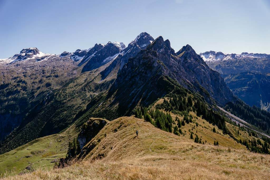 Alpenpanorama beim Wandern zur Wangspitze im Gro&szlig;en Walsertal, Vorarlberg