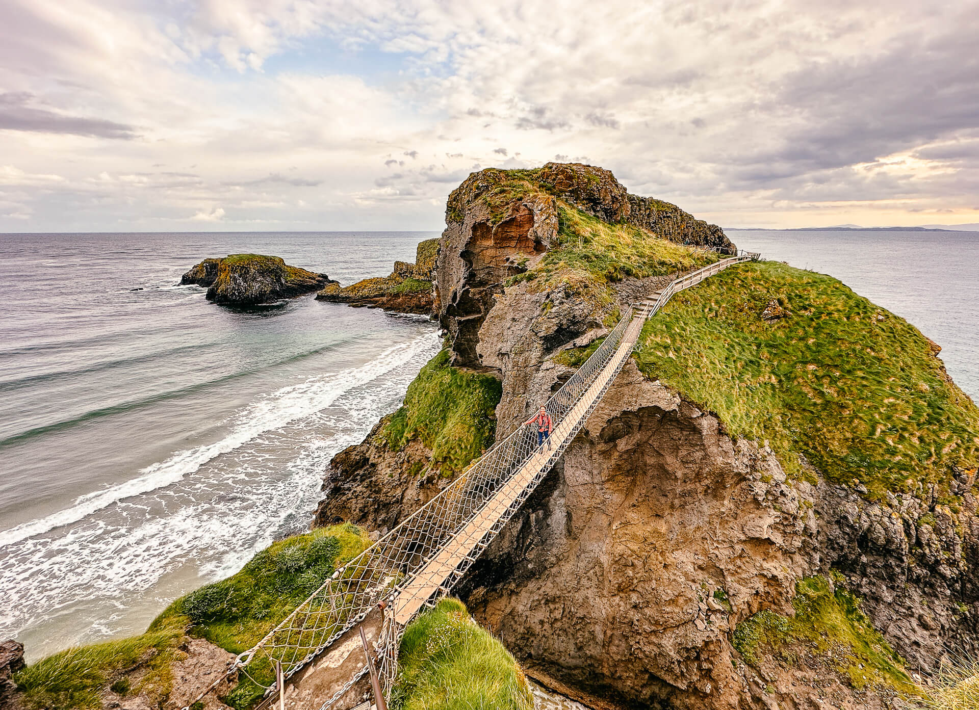 Wandern an der Carrick-a-Rede H&auml;ngebr&uuml;cke an der Causeway Coast