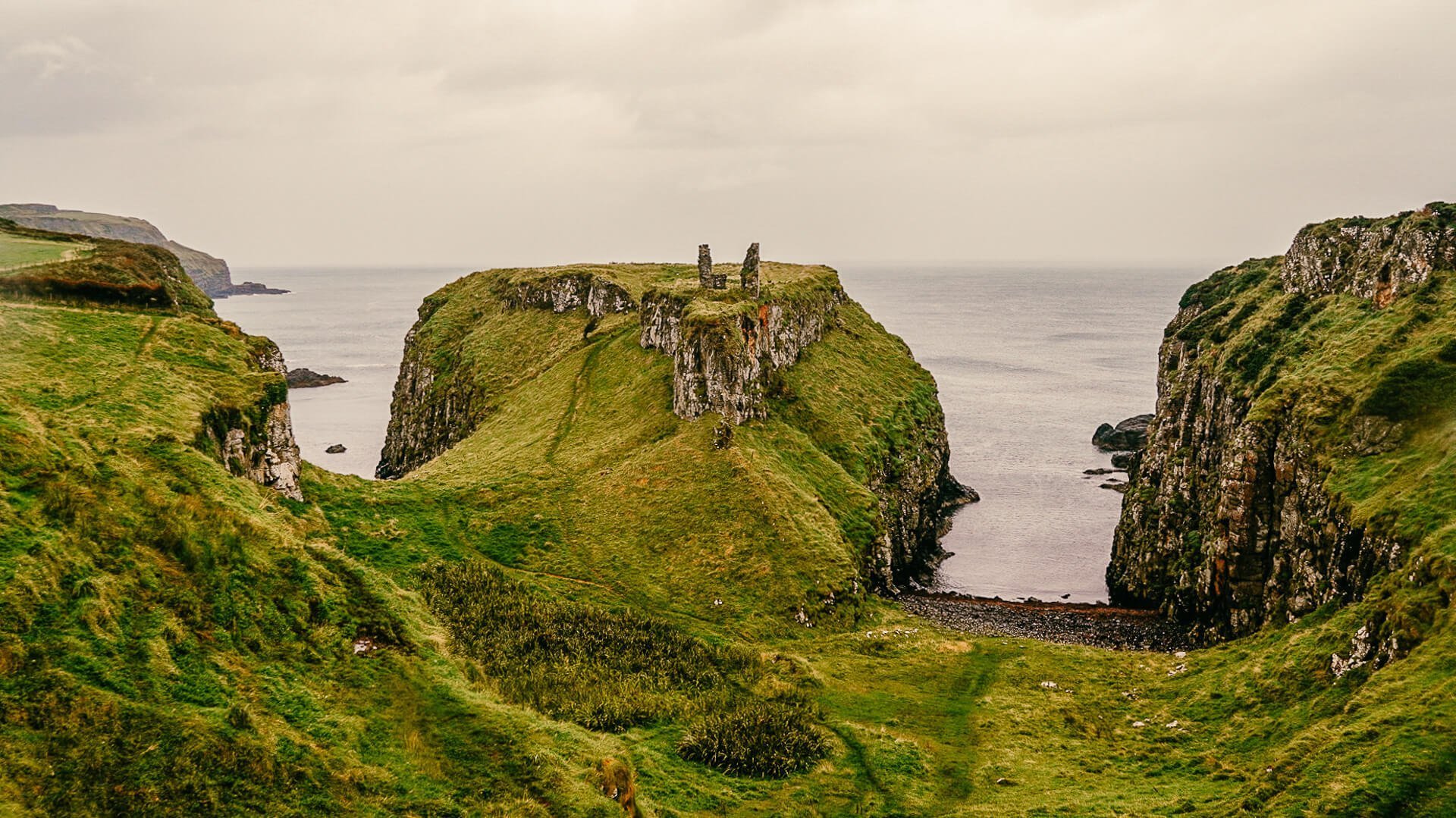 Dunseverick Castle beim Wandern an der Causeway Coast in Nordirland