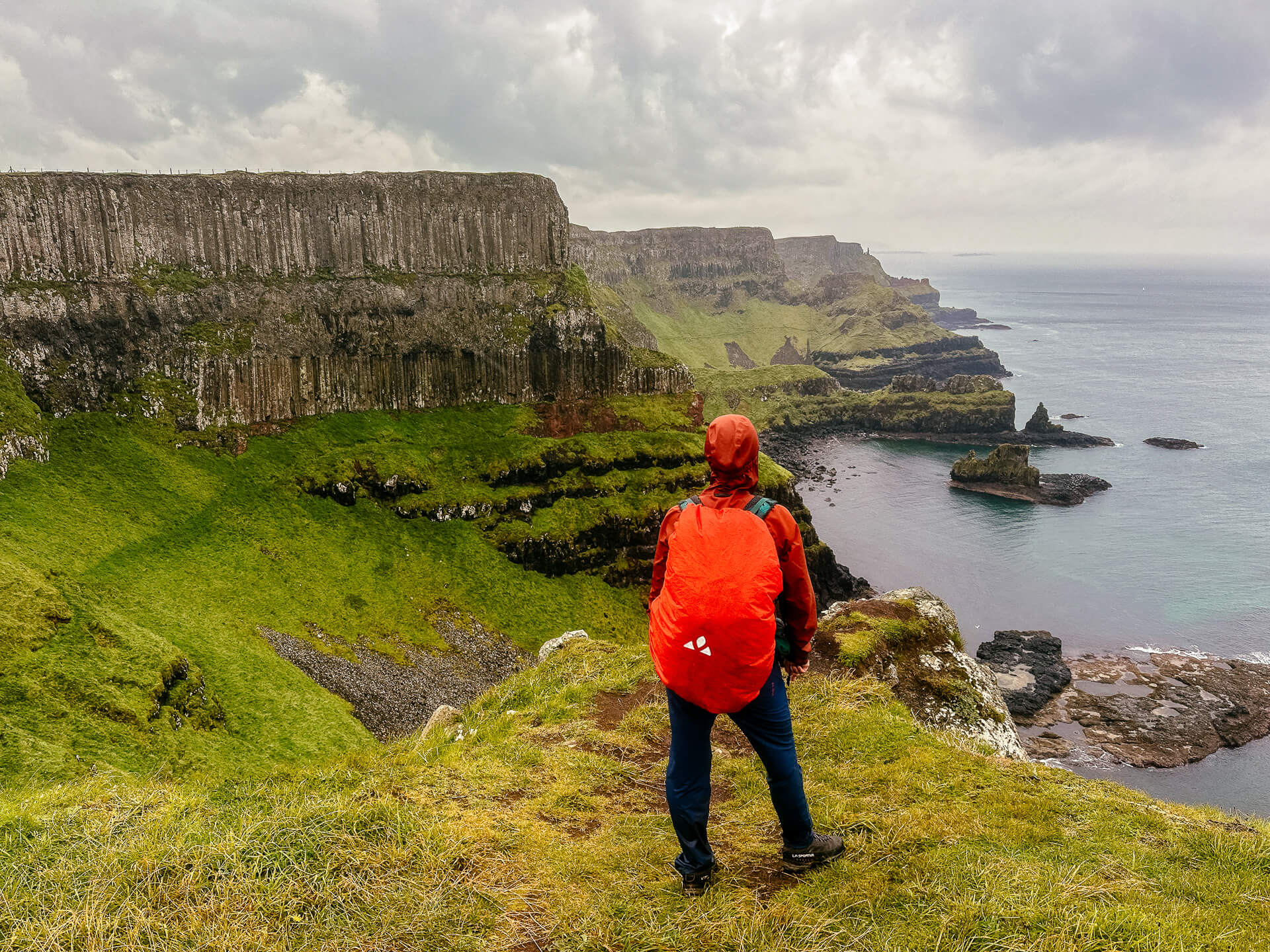Hamilton's Seat beim Wandern an der Causeway Coast in Nordirland