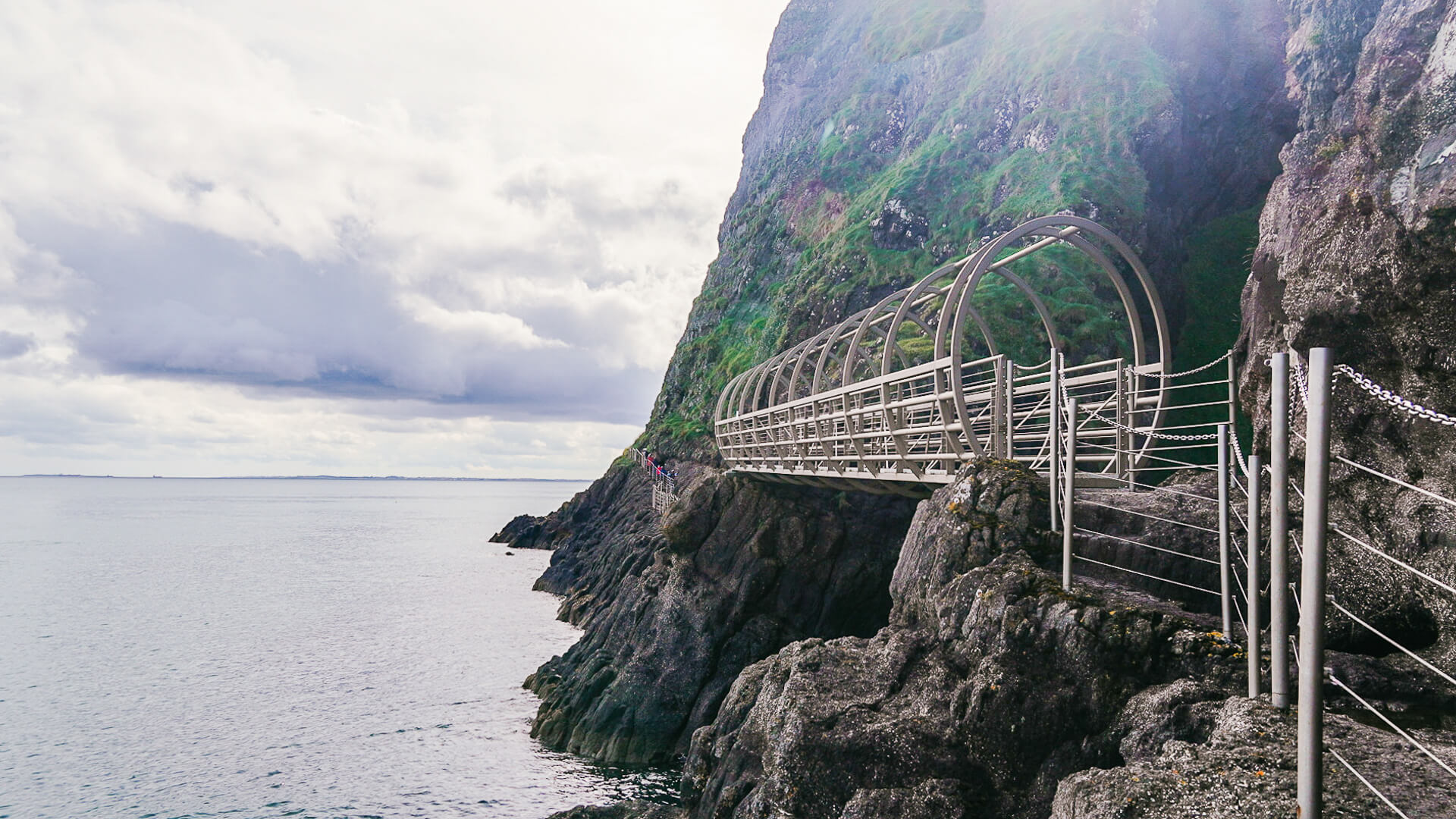 Wandern auf dem Gobbins Cliff Path in Nordirland