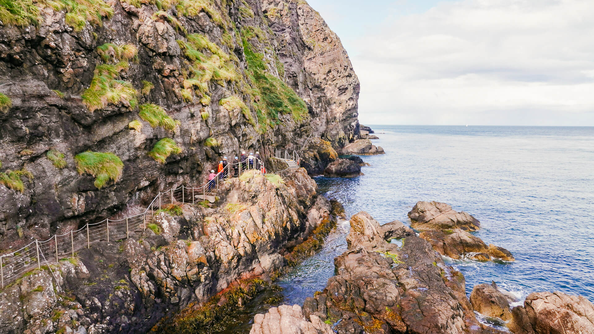 Wandern auf dem Gobbins Cliff Path in Nordirland