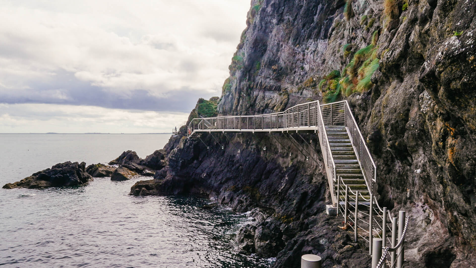 Wandern auf dem Gobbins Cliff Path in Nordirland