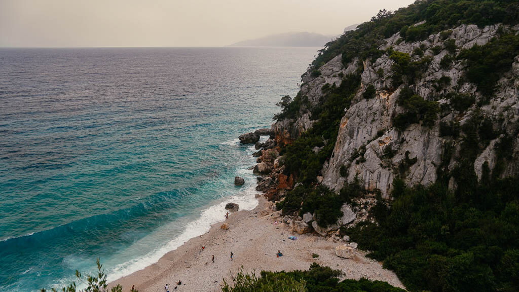 Cala Fuili Strand in Sardinien beim Wandern