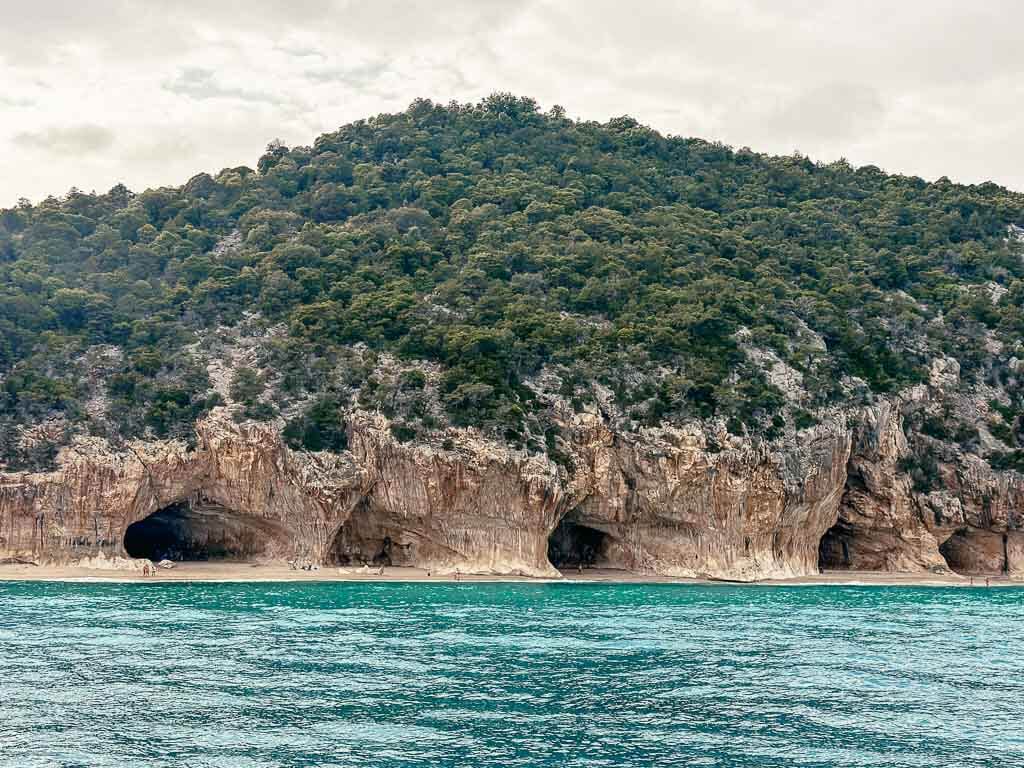 H&ouml;hlen am Strand Cala Luna auf Sardinien