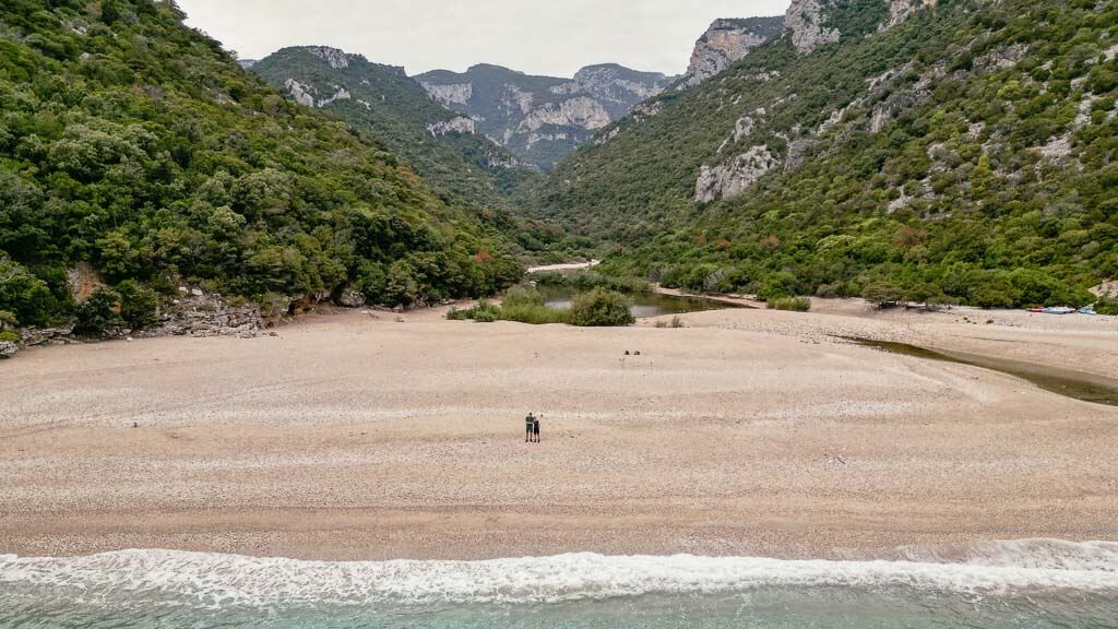 Cala Sisine Strand beim wandern auf Sardinien