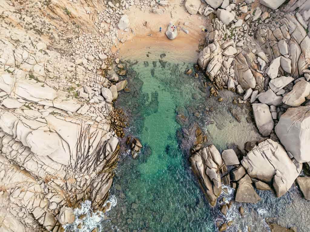 Strand und Granitfelsen am Capo Testa auf Sardinien