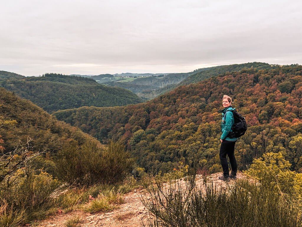 Wiedweg im Westerwald mit herbstlichen W&auml;ldern