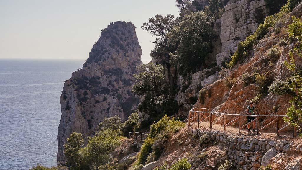 Sardinien wandern auf dem Weg Selvaggio Blu am Felsen von Petra Longa