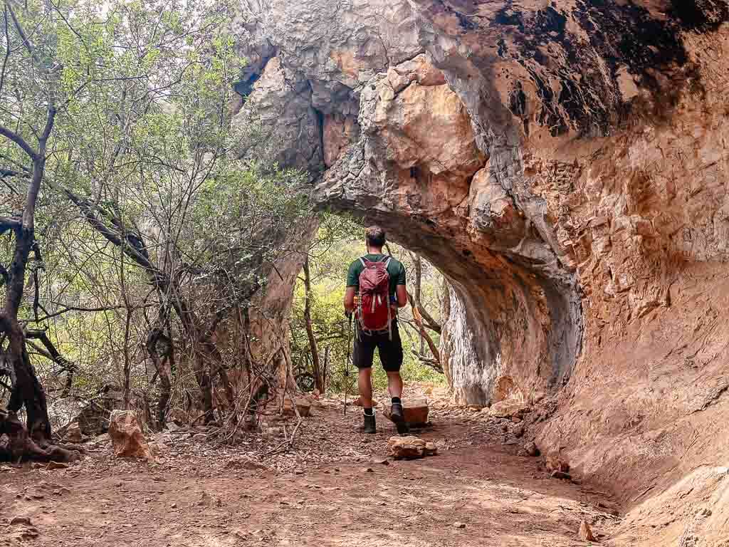 Sardinien wandern an einer H&ouml;hle auf dem Weg zur Cala Luna