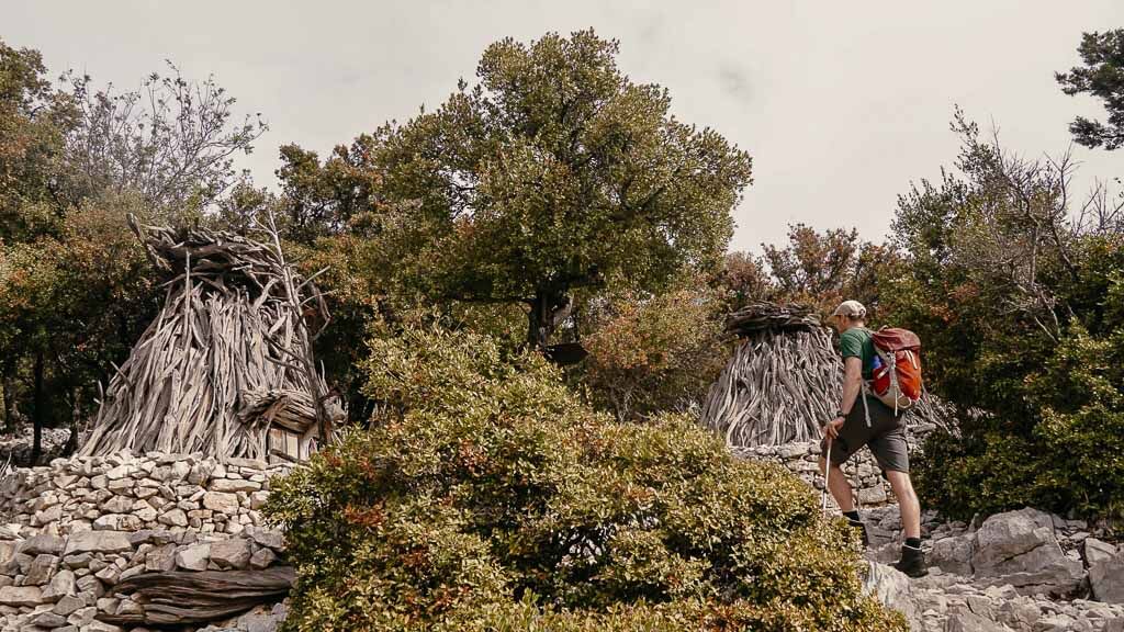 Wandern in Sardinien an einer Siedlung aus der Nuraghen-Kultur