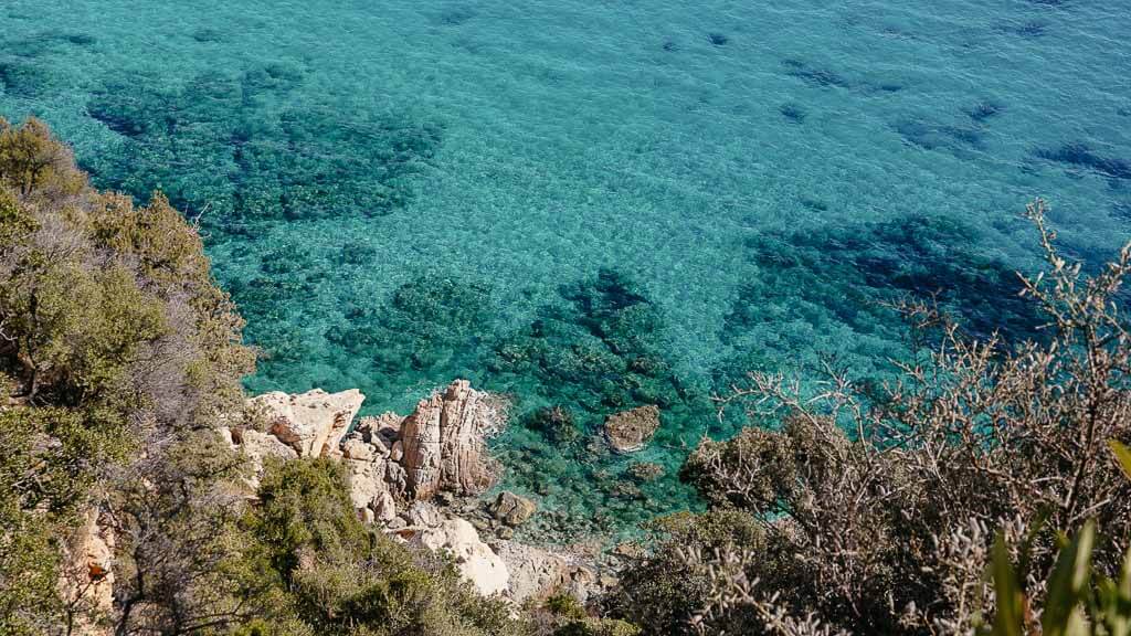 T&uuml;rkisblaues Wasser an der Ostk&uuml;ste von Sardinien