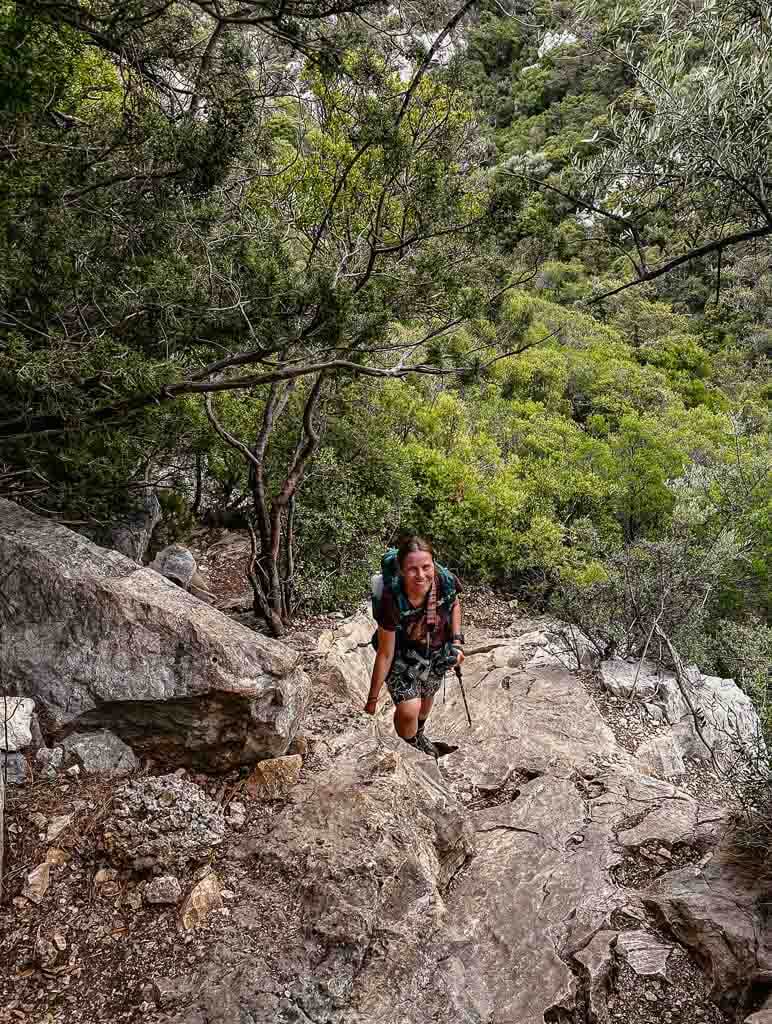 Felsiger Wanderweg auf Sardinien bei Cala Gonone