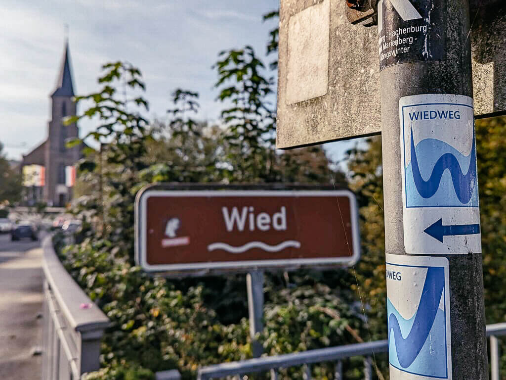 Wiedweg Markierung auf dem Wanderweg im Westerwald