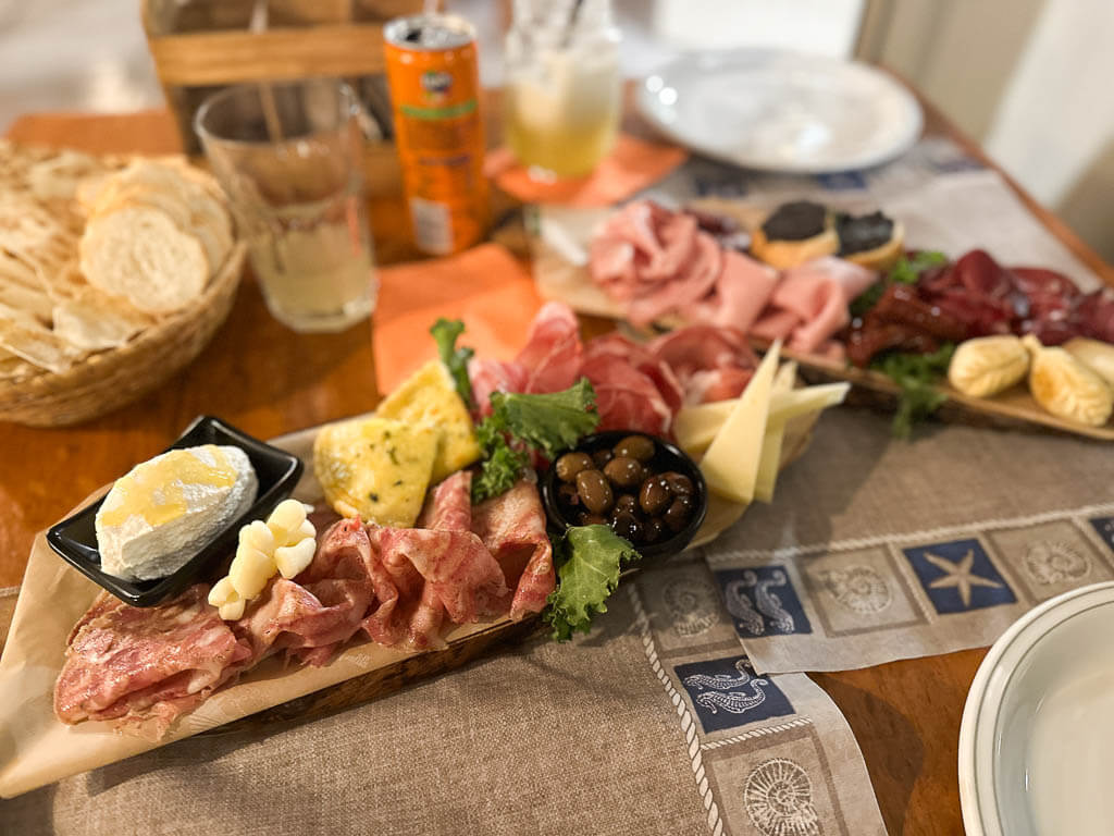 Wurst und Antipastiplatte bei Retrovino in Cala Gonone