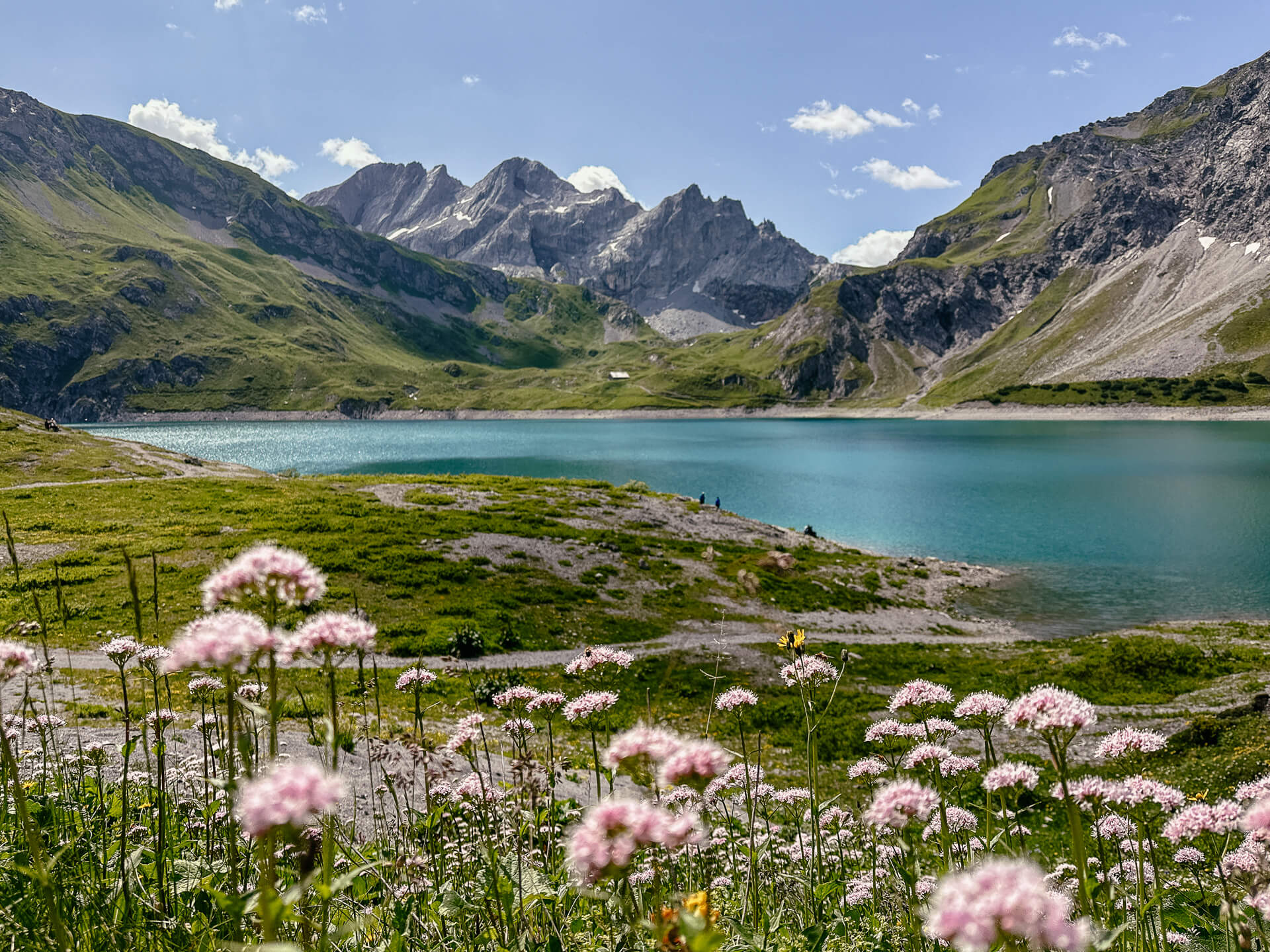 Lünersee und alpine Bergwelt beim wandern im Brandnertal