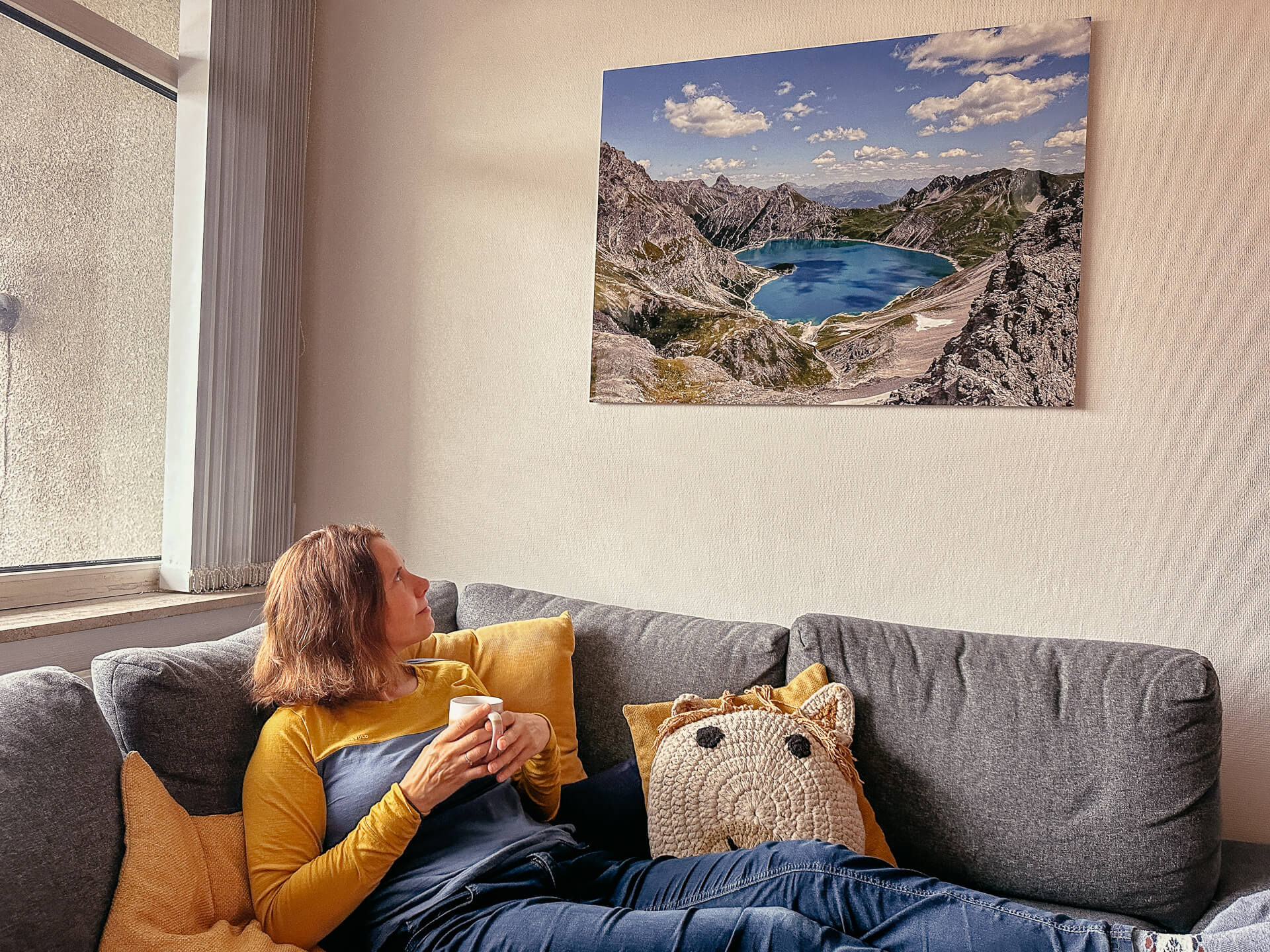 Couchflucht auf der Couch mit Bild vom Lünersee