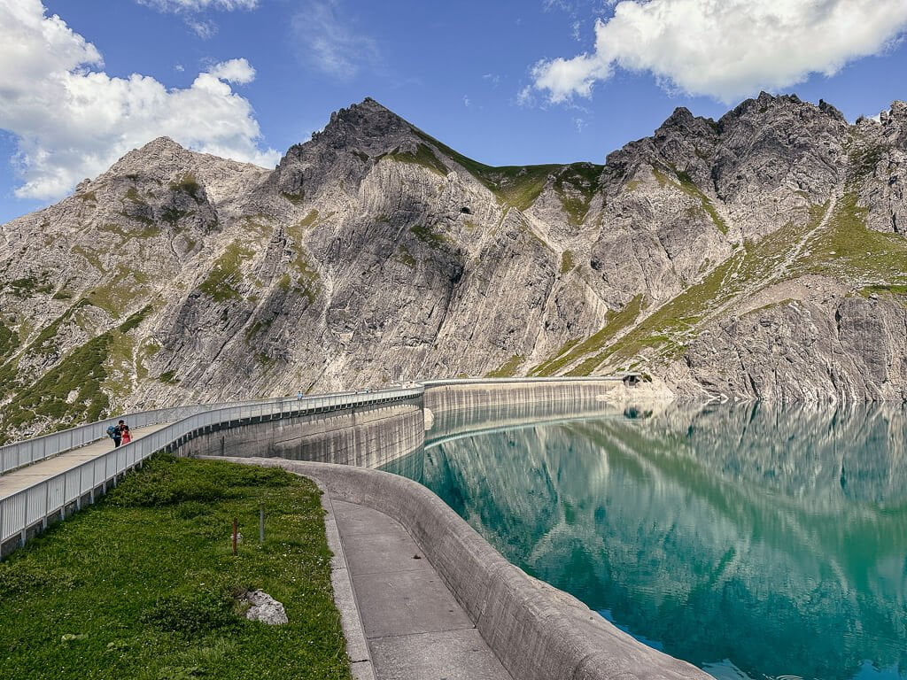 Staumauer des Lünersees kurz hinter der Douglass-Hütte