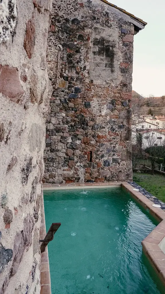 Pool im Hotel Cal Sastre in Santa Pau in Katalonien