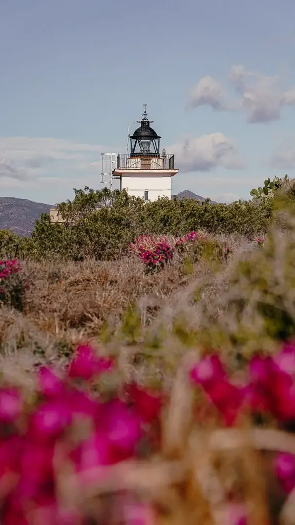 Leuchtturm Far de Punta S'Arenella beim Wandern auf dem Cami de Ronda in Katalonien