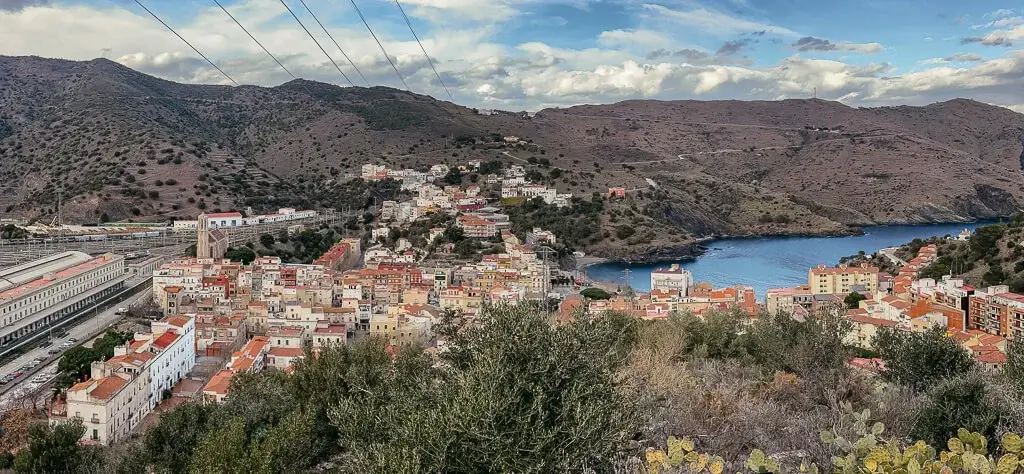 Portbou in den Katalanischen Pyren&auml;en in Katalonien