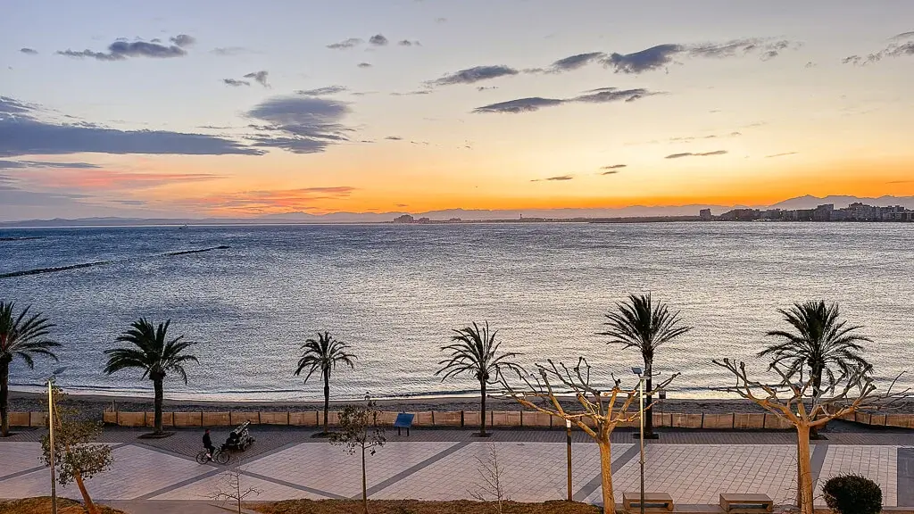 Katalonien Strandpromenade von Roses an der Costa Brava