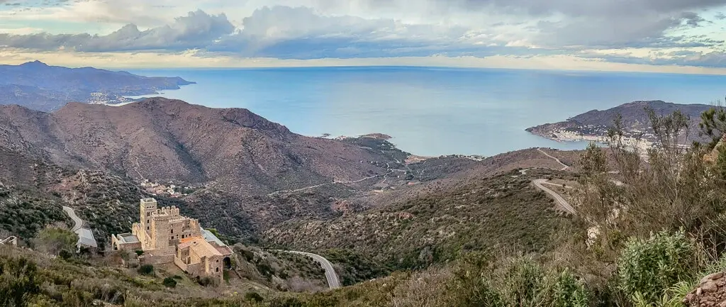 Katalonien wandern am Kloster Sant Pere de Rodes in den Katalanischen Pyren&auml;en