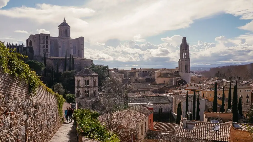 Girona in Katalonien - Ausblick von der Stadtmauer